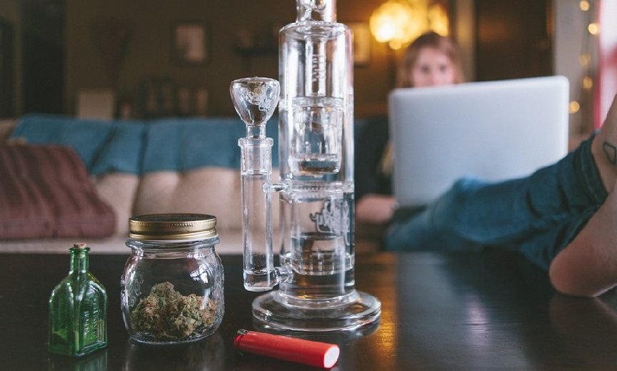 How Does a Bong Work? Benefits, Risks, and Myths